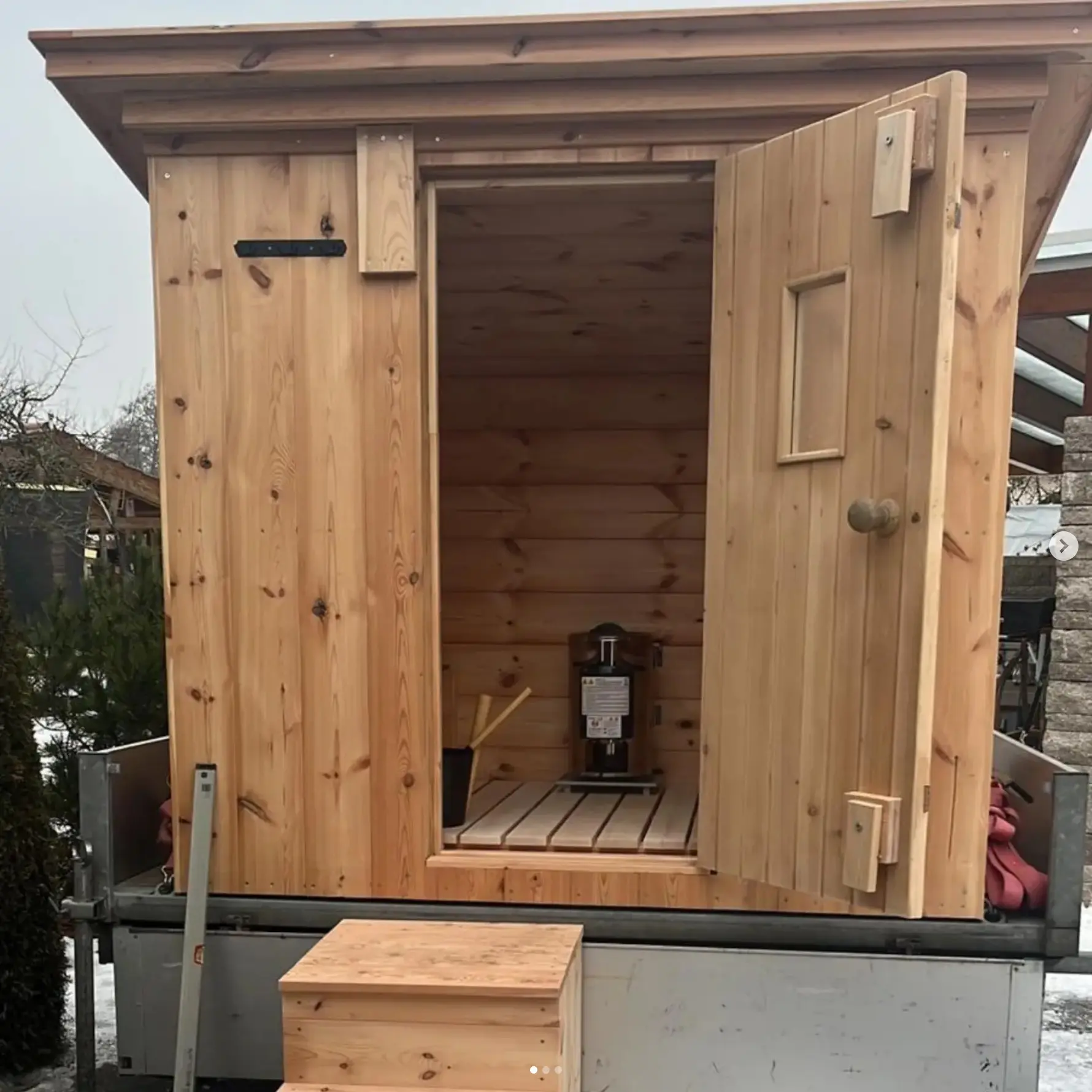 Blick ins Innere der Sauna mit Saunaofen